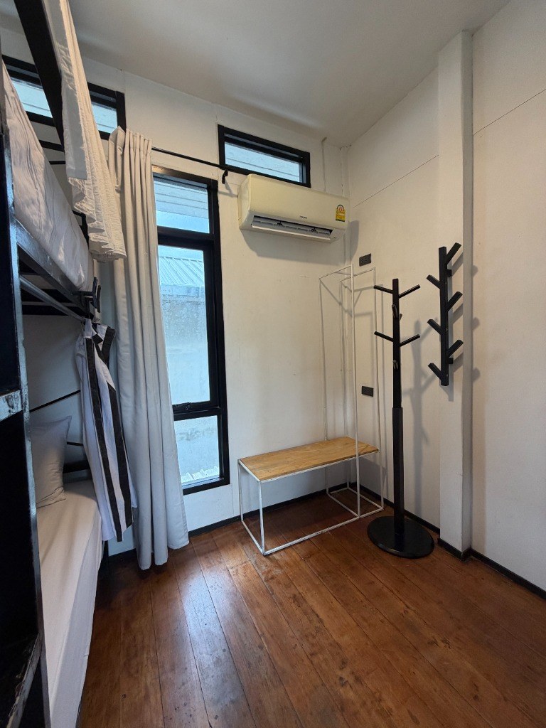Dorm luggage storage bench, clothes hanging racks, and silent air conditioning
